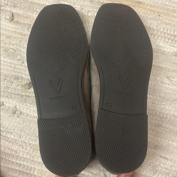 Like new! Vionic WILLA 2.0 Slip On Flat Driftwood Suede - Picture 8 of 10